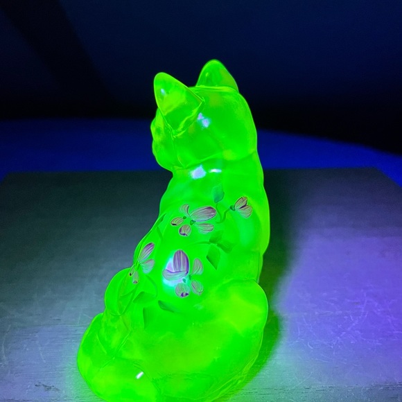 Sold!! Fenton Glass Hand Painted Topaz Opalescent Vaseline Glass Cat - Picture 4 of 8